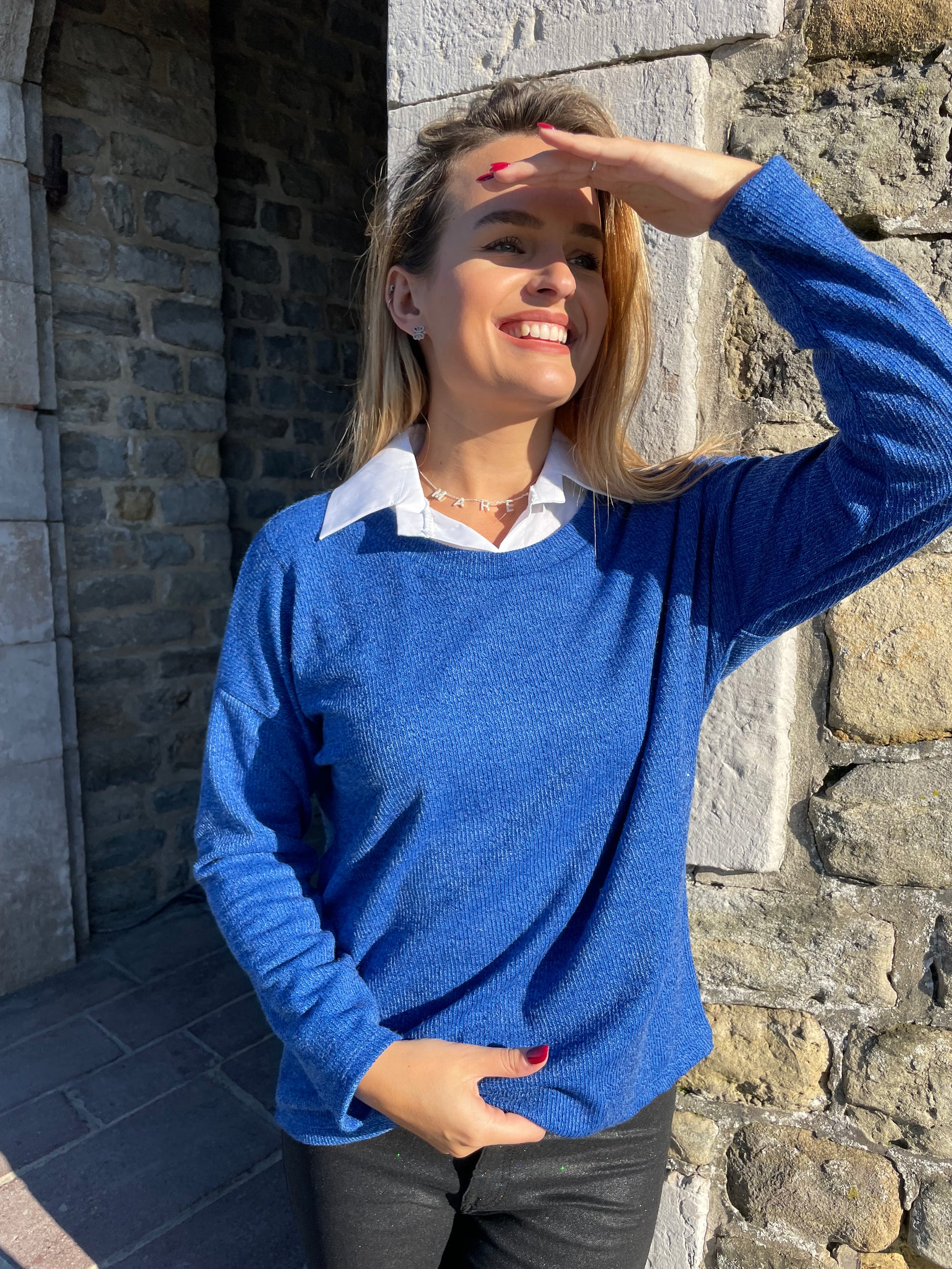 Chemise bleu foncé pour femmes avec un motif uni 19481 Chemise bleu foncé pour femmes avec un motif uni 19481
